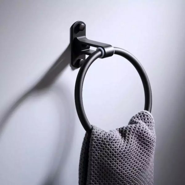 De nieuwe trend: mat zwarte badkamer accessoires