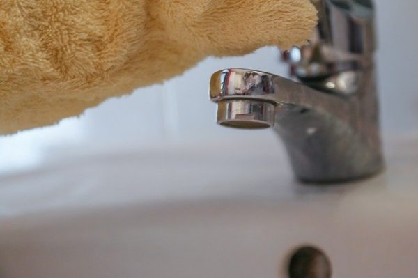 Zo maak jij je zwarte kraan weer perfect schoon
